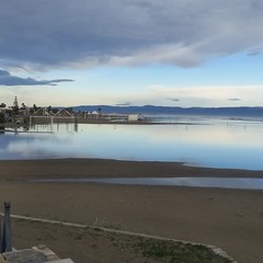 Una lieve mareggiata questa mattina sulla spiaggia di Margherita di Savoia