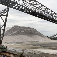 Emiliano in visita con il sindaco Lodispoto alla salina di Margherita