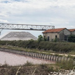 Emiliano in visita con il sindaco Lodispoto alla salina di Margherita