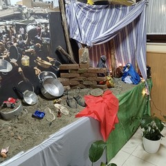 Il presepe della Caritas per sensibilizzare la comunità sulle atrocità della guerra