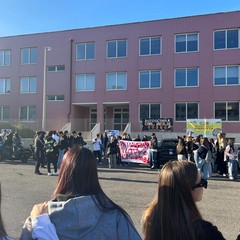 «Non siamo senza voglia, siamo senza futuro»: a Margherita gli studenti dell’Aldo Moro in sciopero contro il carovita