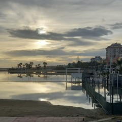 Una lieve mareggiata questa mattina sulla spiaggia di Margherita di Savoia
