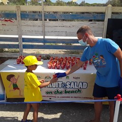 Frutta fresca gratis in spiaggia anche a Margherita
