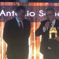 Il Sindaco di Margherita di Savoia Bernardo Lodispoto premia il Presidente della BCC CANOSA LOCONIA ANTONIO SABATINO I ed Premio Porta dei Leoni