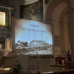 “La Via della Croce”: ieri la Via Crucis presso la parrocchia del Santissimo Salvatore