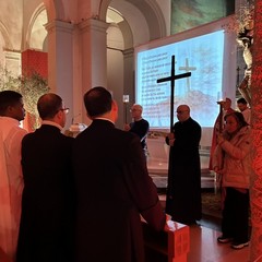 Tra preghiera e riflessione: ieri sera la Via Crucis cittadina a Margherita di Savoia