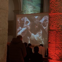 Tra preghiera e riflessione: ieri sera la Via Crucis cittadina a Margherita di Savoia