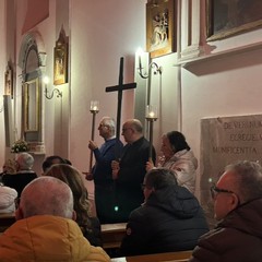 Tra preghiera e riflessione: ieri sera la Via Crucis cittadina a Margherita di Savoia