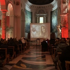 Tra preghiera e riflessione: ieri sera la Via Crucis cittadina a Margherita di Savoia