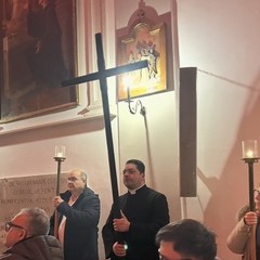 Tra preghiera e riflessione: ieri sera la Via Crucis cittadina a Margherita di Savoia