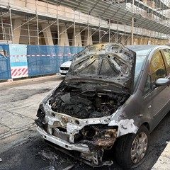 Notte di Ferragosto di fuoco a Margherita di Savoia: bruciano sette veicoli