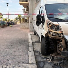 Notte di Ferragosto di fuoco a Margherita di Savoia: bruciano sette veicoli