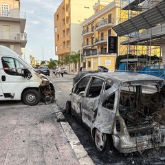 Notte di Ferragosto di fuoco a Margherita di Savoia: bruciano sette veicoli
