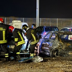Notte di Ferragosto di fuoco a Margherita di Savoia: bruciano sette veicoli