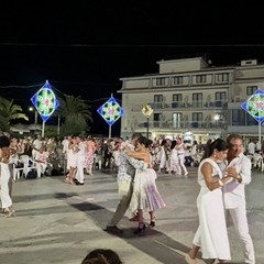 “White & Art”: grande successo a Margherita di Savoia per la Notte Bianca