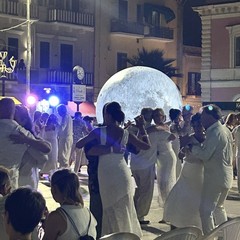 “White & Art”: grande successo a Margherita di Savoia per la Notte Bianca