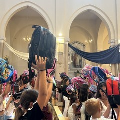 «Un anno scolastico sotto la guida della Madonna Addolorata»: a Margherita la benedizione degli zainetti