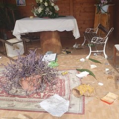 Vandalizzata la cappella di San Pio, Don Michele: «Bisogna rispettare i luoghi della collettività»