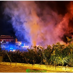Incendio nelle campagne a Margherita di Savoia: fiamme a ridosso delle villette di Isolaverde