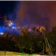 Incendio nelle campagne a Margherita di Savoia: fiamme a ridosso delle villette di Isolaverde