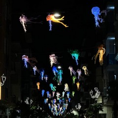 Luci come "meduse volanti", Margherita di Savoia si veste a festa per il Festival Internazionale dell’Aquilone