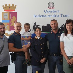 Storia a lieto fine a Margherita: bimbo si perde sul lungomare e i poliziotti lo ritrovano