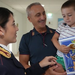 Storia a lieto fine a Margherita: bimbo si perde sul lungomare e i poliziotti lo ritrovano