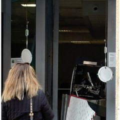 Doppia esplosione al bancomat in via Africa Orientale
