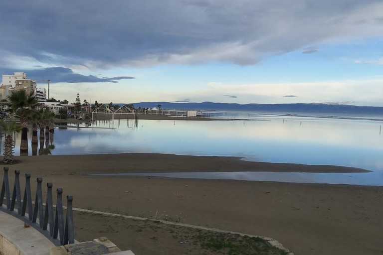 Una lieve mareggiata questa mattina sulla spiaggia di Margherita di Savoia
