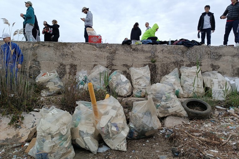 Margherita di Savoia, universitari fuorisede ripuliscono la spiaggia