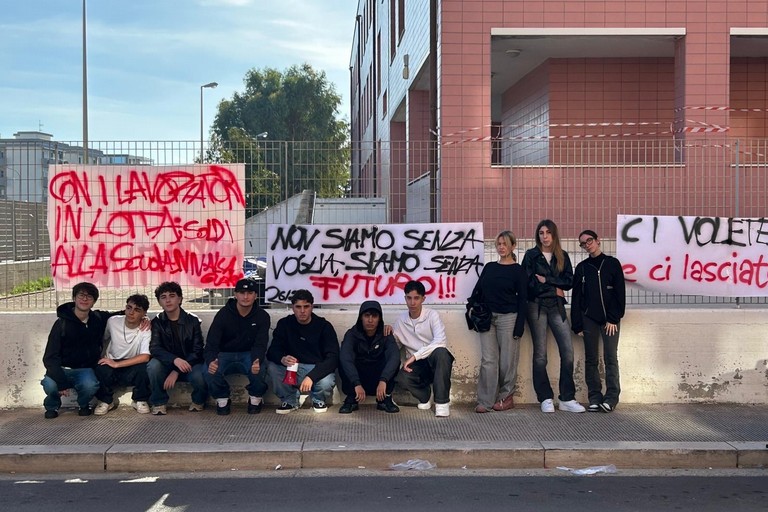 «Non siamo senza voglia, siamo senza futuro»: a Margherita gli studenti dell’Aldo Moro in sciopero contro il carovita