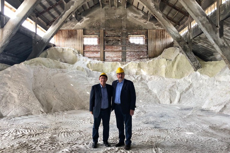 Emiliano in visita con il sindaco Lodispoto alla salina di Margherita