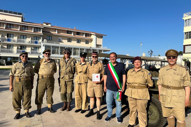 A Margherita di Savoia memoria e jeep willys in piazza