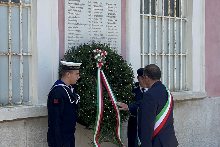 Inaugurata la lapide in memoria dei 18 internati militari di Margherita di Savoia