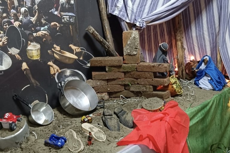 Il presepe della Caritas per sensibilizzare la comunità sulle atrocità della guerra