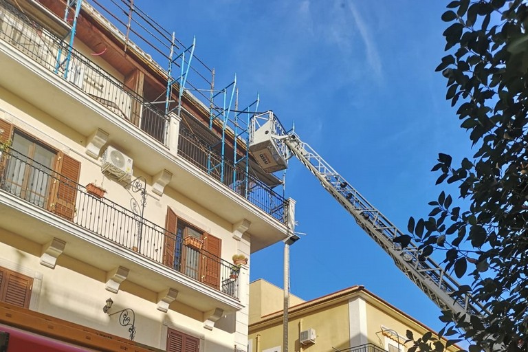 Incendio in uno stabile di Margherita di Savoia, intervento dei Vigili del fuoco