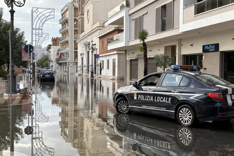 Maltempo e strade allagate a Margherita di Savoia