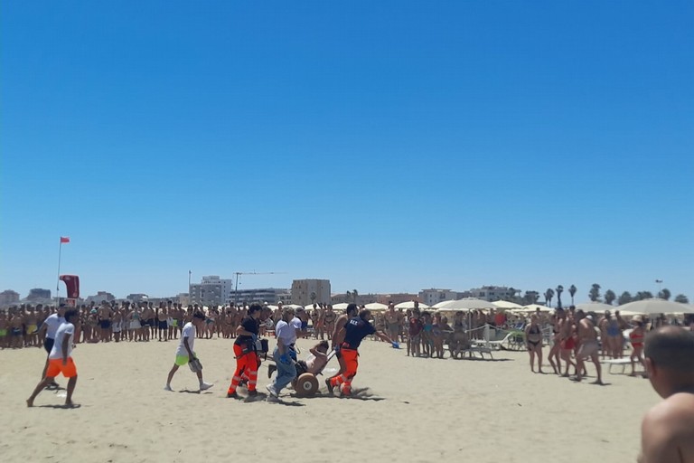 Mare agitato a Margherita di Savoia: salvato un bagnante
