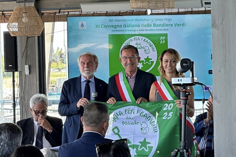 Il sindaco Bernardo Lodispoto riceve la settima Bandiera Verde