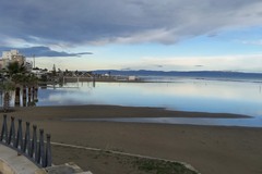 Una lieve mareggiata questa mattina sulla spiaggia di Margherita di Savoia