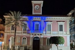 Giornata internazionale della dislessia, il vecchio municipio di Margherita si colora di turchese