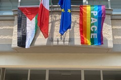 Il comune di Margherita espone le bandiere della Palestina e della Pace