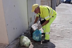 Rifiuti e decoro urbano, il Comune: «Operatori ecologici costretti a intervenire più volte»