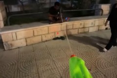 Spruzza acqua ai passanti a Margherita di Savoia: il video diventa virale