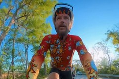 Jovanotti in bici tra le Saline di Margherita di Savoia