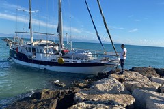 Barca in balia delle onde a Margherita di Savoia: diportista salvato dalla Guardia Costiera