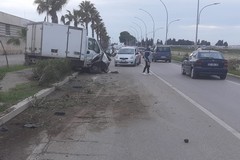 Incidente fra auto e camion: tragedia sfiorata