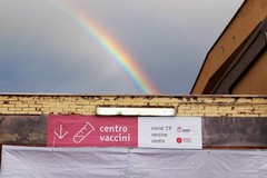 L'arcobaleno spunta sull'hub vaccinale