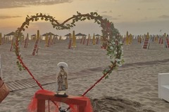 Una preghiera all’alba dedicata ai nonni sulla spiaggia di Margherita di Savoia