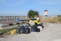 Rifiuti e degrado tra Alma Dannata e Foce Carmosina, Quarta: «Necessaria l’installazione di fototrappole»